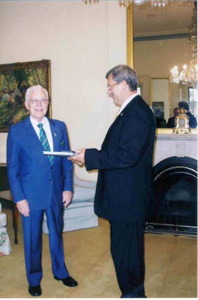 Mūsu novadnieks Bruno Krūmiņš (no kreisās) tiekoties ar Latvijas parlamentārās delegācijas vadītāju Induli Emsi šā gada 6.augustā, kas viesojās Dienvidaustrālijas gubernatora namā. 
Autors: Foto: no personiskā albuma 