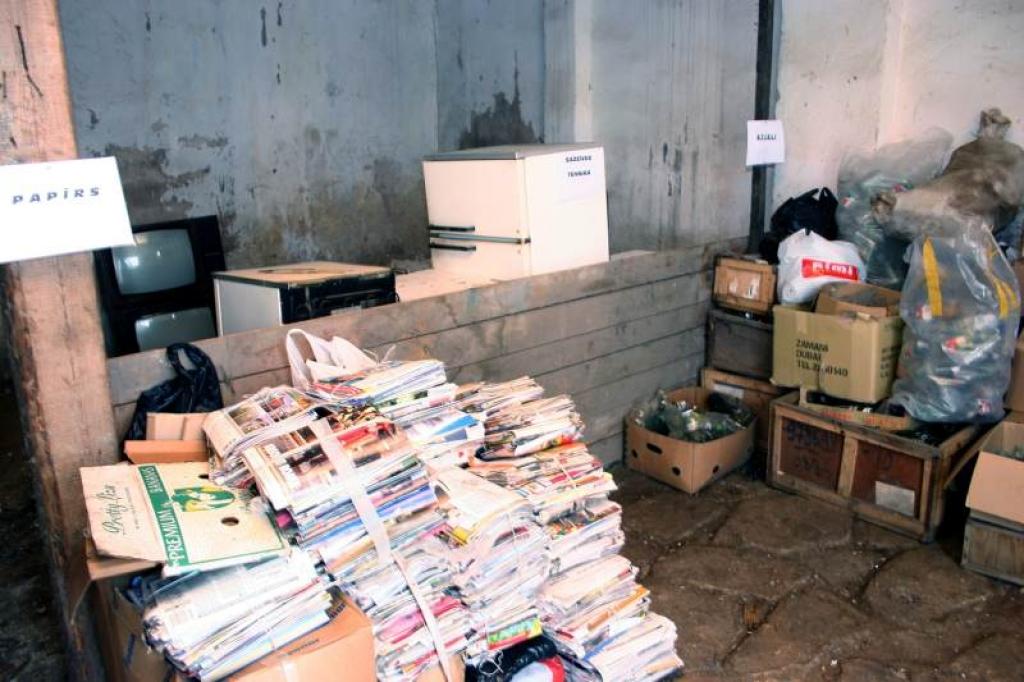 Apē, Alūksnes rajonā, liekās un nevajadzīgās mantas tiek sašķirotas un novietotas tai paredzētā vietā. Cerams, ka virtuālā atkritumu birža uzņems apgriezienus un sakrātā 