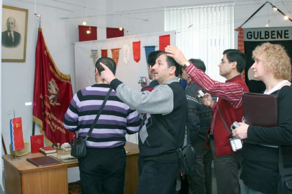 Viesi no Turcijas un Grieķijas ar interesi aplūkoja izstādi un klausījās muzeja darbinieces Z.Bisenieces stāstījumu par mūsu pilsētas vēsturi.
Autors: Foto: Gatis Bogdanovs