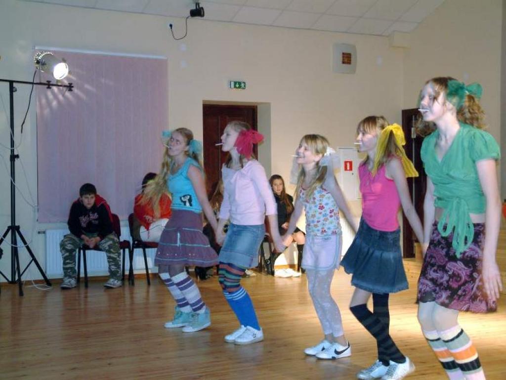  7.a klases meiteņu atveidotā Mikas dziesma 