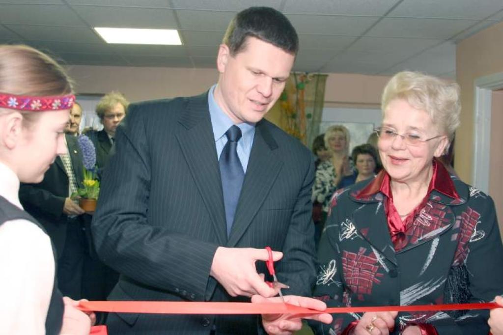 Atklāšanas pasākumā piedalījās Stradu pagasta iedzīvotāji, skolēni, sporta entuziasti, treneri, pašvaldību vadītāji, ekonomikas ministrs Kaspars Gerhards (vidū), Latvijas Olimpiskās komitejas ģenerālsekretārs Einārs Fogels, rajona padomes iestāžu vadītāji, skolu vadītāji un citi interesenti, vēlot sporta namam ilgu nākotni, bet pagastam - jaunus olimpiešus.
Autors: Foto: Gatis Bogdanovs