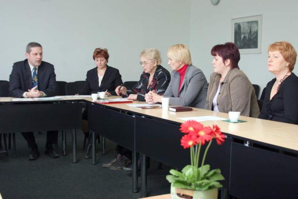 Pašvaldību vadītāji uzskata, ka feldšeriem laukos jābūt, ir gatavi izveidot jaunas ārstu prakses, bet ģimenes ārsti bilst, ka viņiem jau tā ir liels darba apjoms. Viens risinājums - laukos strādā feldšeris ar sociālā speciālista izglītību. Viņu algo pašvaldība. 
Autors: Foto: Gatis Bogdanovs