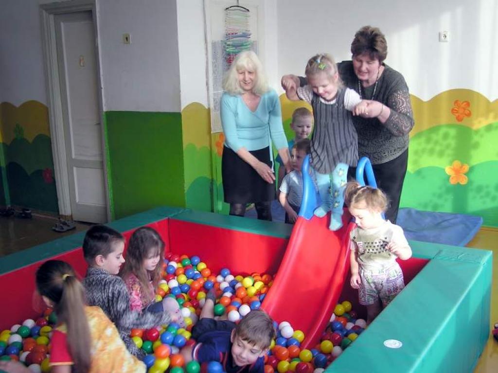 Jaunais baseins ar krāsainajām bumbām (baseinā ir 3000 dažādu krāsu bumbu) un slīdkalniņu bērniem sagādāja lielu prieku. 
Autors: Foto: Evita Brokāne