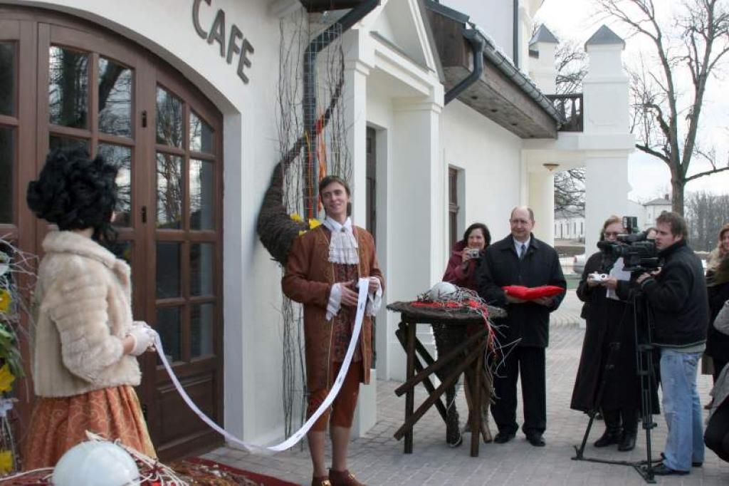 Vecgulbenes muižas kompleksa atjaunotās ēkas kopš vakardienas ir pieejamas visiem. Ikvienam ir iespējams baudīt vakariņas kafejnīcā, atpūsties viesnīcas divvietīgā vai vienvietīgā numurā, relaksēties SPA centrā, doties ziemišķā pastaigā pa muižas parku,izīrēt telpas saviesīgiem pasākumiem, piemēram, kāzām, kā arī konferencēm, koncertiem un citam. Hoteļa 