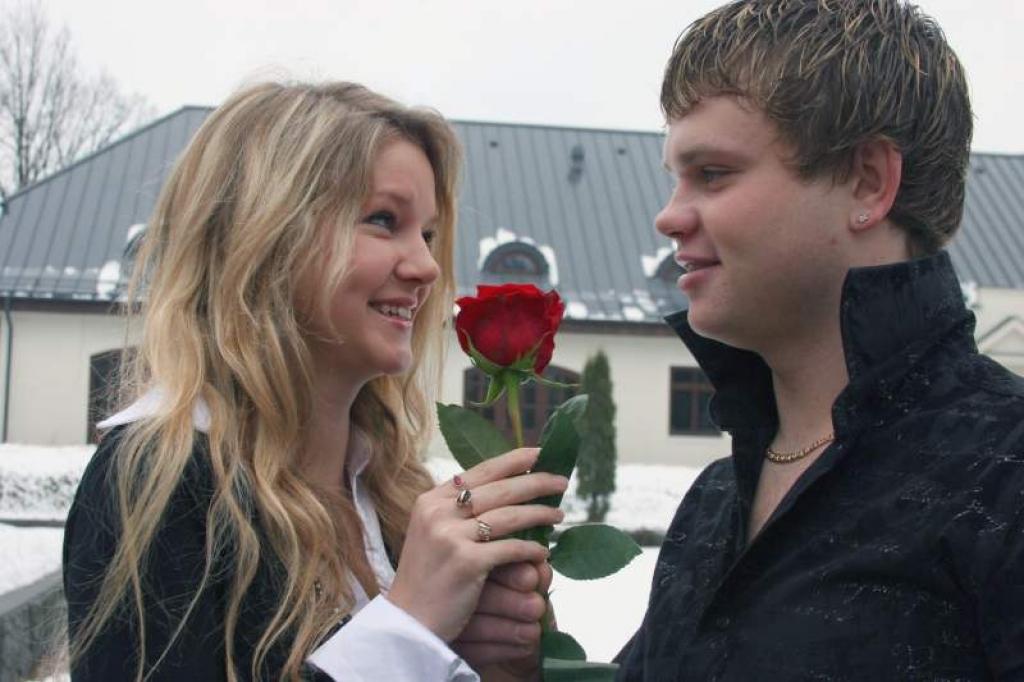 Valentīndiena ir mīlestības diena. Evija Grigule un Jānis Čips iepazinās pagājušā gada janvārī. Sākumā sarakstījās portālā “draugiem.lv”, vēlāk saprata, ka būs kopā. Šodien viņi jau otro reizi atzīmē arī mīlestības svētkus.
Autors: Foto: Gatis Bogdanovs