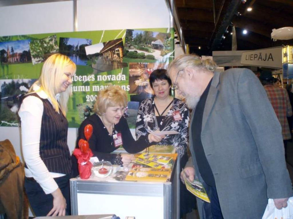 Starptautiskajā tūrisma izstādē “Balttour 2008” Gulbenes rajons šogad bija diezgan plaši pārstāvēts.  Apmeklētāji varēja rast informāciju gan par rajonu kopumā, gan arī par atsevišķiem tūrisma uzņēmējiem. Ar saviem stendiem izstādē piedalījās arī Baltā pils un atpūtas komplekss “Vonadziņi”. 
Autors: Foto: no personiskā albuma  