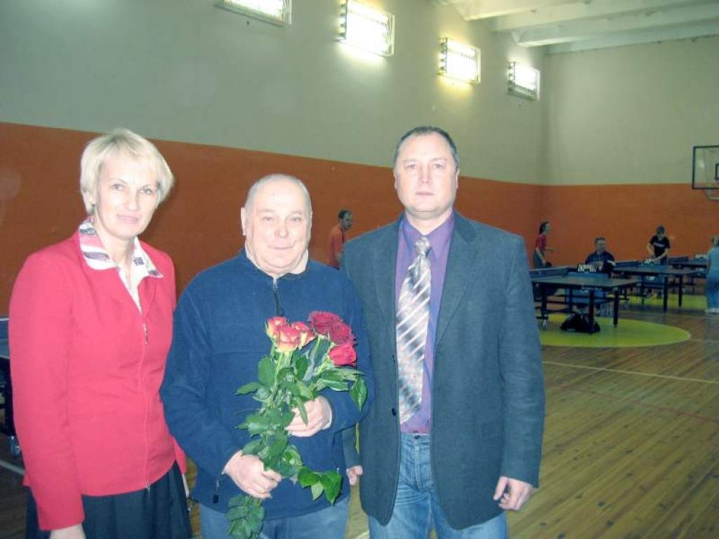 Gulbenes rajona čempionāts galda tenisā beidzies. Par to prieks Sandrai Duļbinskai, Jāzepam Odumiņam (centrā) un Normundam Aizpuram. Turpmāk katru nedēļu rajonā noritēs čempionāts kādā sporta veidā, noskaidrojot labākos. 
Autors: Foto: no personiskā albuma