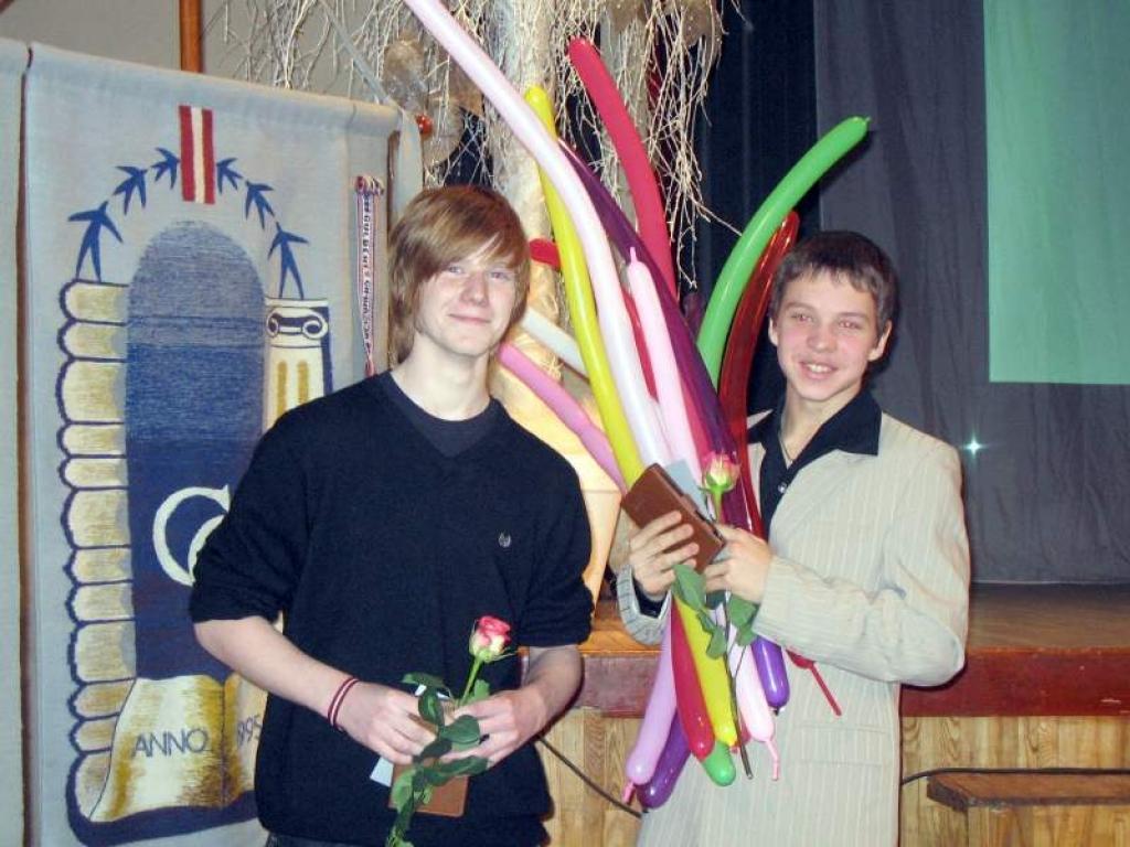 11.a klases skolnieks Toms Knedell un 11.c - Edgars Ginevičs saņem piemiņas veltes un ziedus par labi padarītiem darbiem.
Autors: Foto: no personiskā albuma