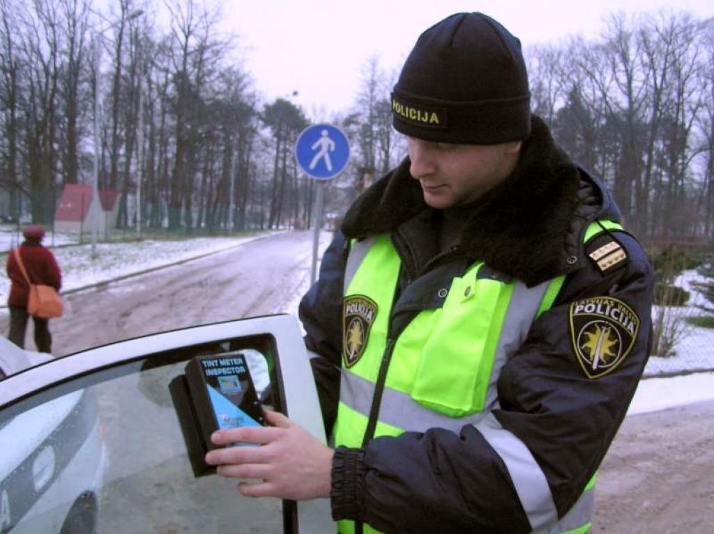 Ceļu policistiem cīnīties ar pārkāpējiem palīdz dažādas ierīces, arī nesen saņemtā stiklu gaismas caurlaidības mērīšanas ierīce. Ceļu policijas inspektors Oskars Kostigovs stāsta, ka ar šo ierīci policistiem būs viegli noteikt, kurām automašīnām stiklu caurlaidība ir mazāka nekā atļautā. Priekšējā vējstikla gaismas caurlaidība nedrīkst būt mazāka par 75 procentiem, bet priekšējo sānu stiklu caurlaidība nedrīkst būt mazāka par 70 procentiem. Par šo noteikumu pārkāpšanu Administratīvo pārkāpumu kodekss paredz sodīt ar 60 latu naudas sodu. 
Autors: Foto: Evita Brokāne