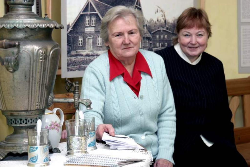 Muzeja dežurantes un biļešu tirgotājas Maiga Vanaga un Palmira Martinsone ir pirmās, kuras sagaida ikvienu apmeklētāju. Viņas atzīst, kas savs darbs ļoti patīk, jo tas ir saistīts ar cilvēkiem.
Autors: Foto: Gatis Bogdanovs