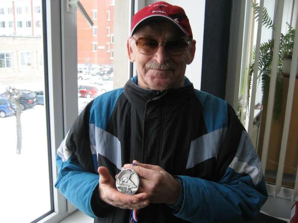 Gunārs Rubenis demonstrē izcīnīto medaļu.
Autors: Diāna Odumiņa