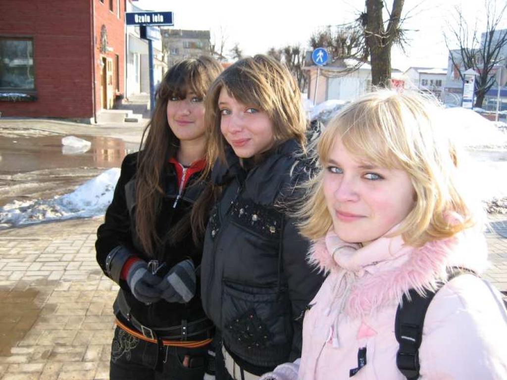 Gulbenes meitenes zina, ka pulkstenim jāpārgriež rādītāji, lai pirmdien nenokavētu skolu.
Autors: Foto: Diāna Odumiņa