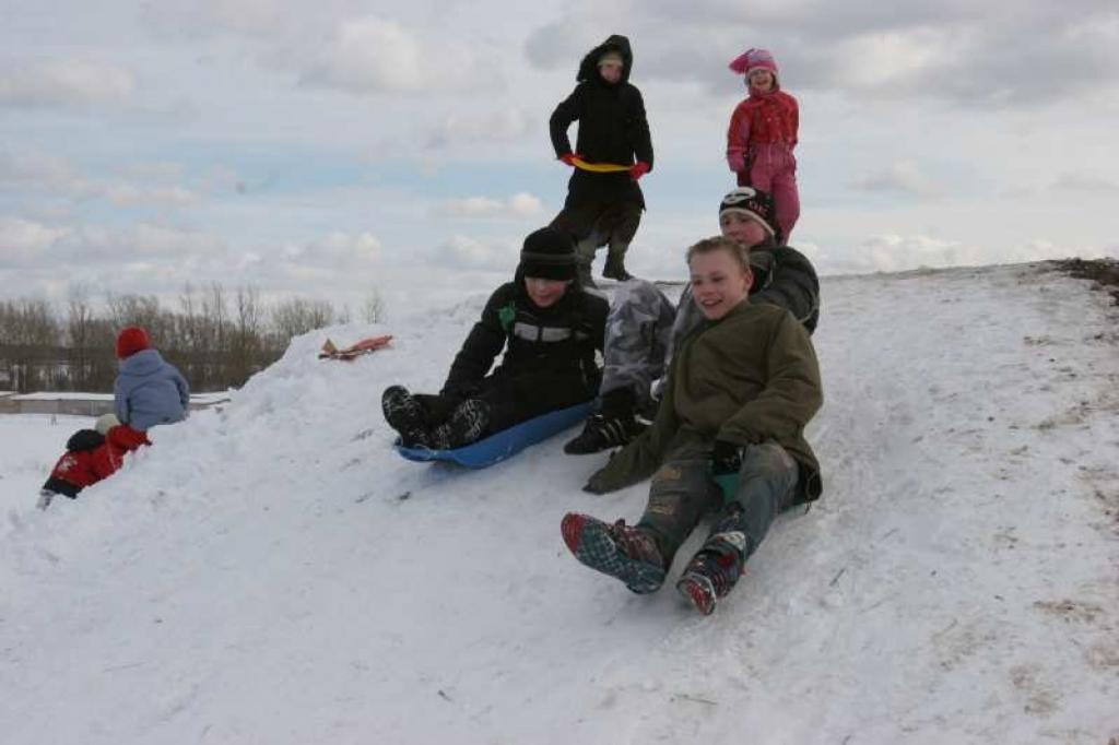 Gulbenē, lokatora kalnā, Ozolkana kalnos, Lizumā - visur viena un tā pati aina šajās dienās, kad sniega gana daudz ziemas prieku baudīšanai. Bērniem tā ir Dieva dāvana brīvdienās.
Autors:  Foto: Gatis Bogdanovs