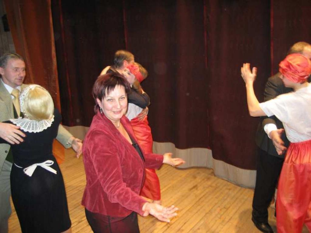 Gulbenes Tautas teātra režisore Edīte Siļķēna (centrā) aicina visus aktierus apskaut citam citu un pati seko šim aicinājumam. Atmosfēra ir ģimeniska, atraisīta. Pār visu Gulbenes Tautas teātri mīlestība valda! 
Autors: Diāna Odumiņa