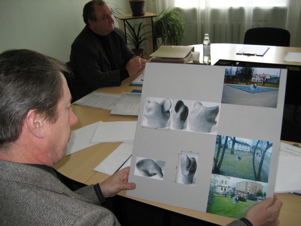 Deputāts Agris Koris uzskates materiālā aplūko, kāda izskatīsies Gulbja skulptūra un kur to pilsētā plānots izvietot.
Autors: Foto: Diāna Odumiņa