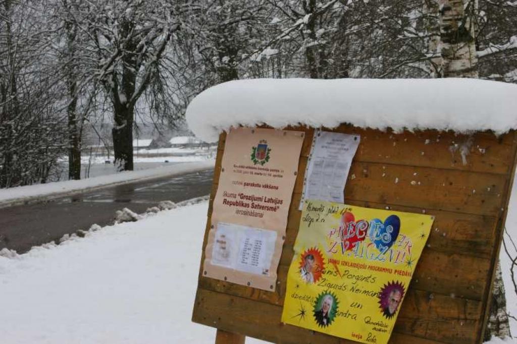 Pie afišu dēļa pagastā - arī paziņojums par iespēju piedalīties parakstu vākšanā. Kas tā par parakstu vākšanu? To īsti no paziņujuma saprast nevar. Par parakstu vākšanas būtību tauta uzzina no mutes mutē, no auss ausī.
Autors:  Foto: Gatis Bogdanovs