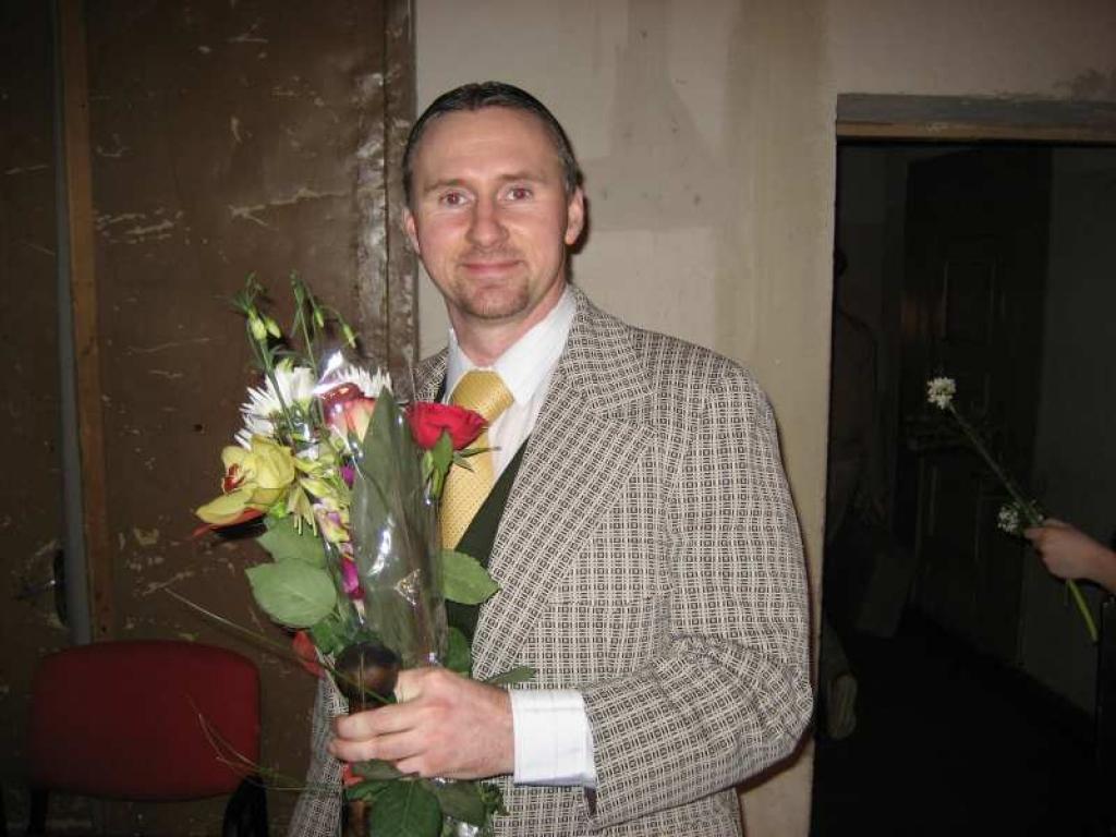 Dzirkstoši piemīlīgs un labestīgs katrā lomā un vismīļāk - komēdijā. Tāds ir Gulbenes Tautas teātra aktieris Guntis Princovs. Viņa jaunākā loma ir 