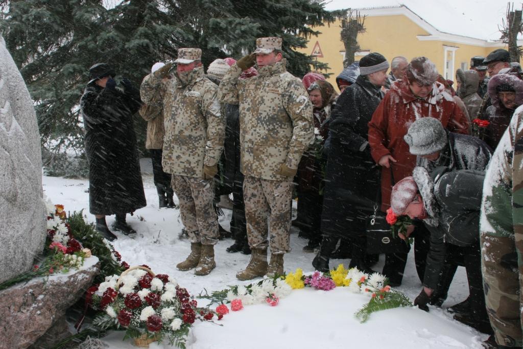 Sniegotā diena sauca no mājām ārā kopā pulcēties gulbeniešus, kuru ģimeņu vēsture glabā atmiņas par politiskajām represijām padomju gados, par piedzīvoto netaisnību. 
Autors:  Foto: Gatis Bogdanovs