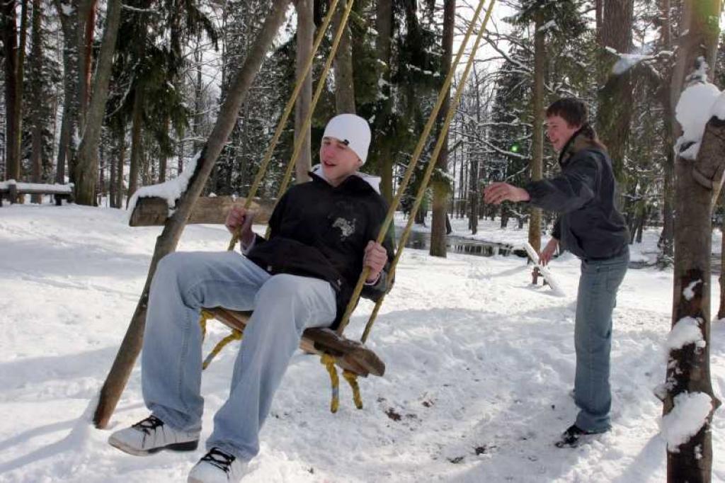 Gulbenieši, kas Lieldienas pavadīs pilsētā, lai pamatīgi izšūpotos, var doties uz Spārītes parku, kur notiks tradicionālais Lieldienu pasākums. Kas augstu šūpojas, tam vasarā nekož odi. 
Autors: Gatis Bogdanovs 