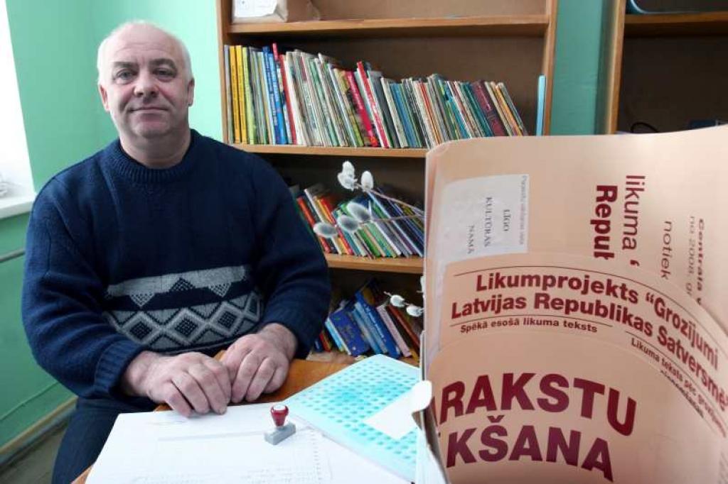 Jānis Laicāns vaļsirdīgi stāsta - dažs viņam esot pārjautājis, par ko tad īsti ir jāparakstās. Nācies sniegt korektu informāciju.
Autors: Gatis Bogdanovs