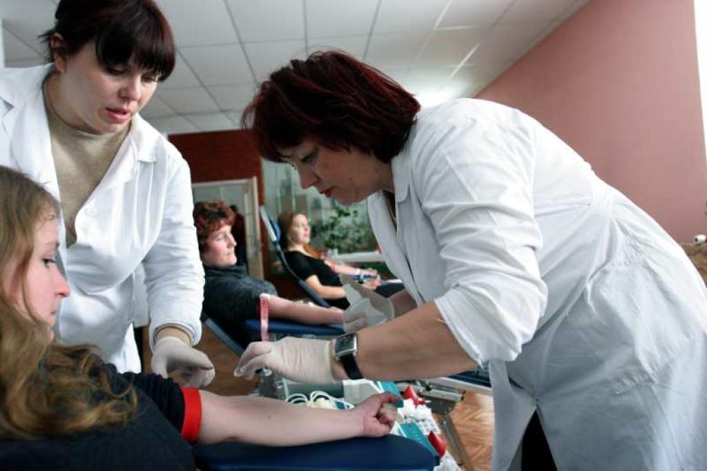 Donoru dienā, kas Latvijas Sarkanā Krusta Gulbenes rajona komitejas telpās šogad notika pirmo reizi, asinis ziedoja gan gados vecāki, gan pavisam jauni bezatlīdzības donori. 
Autors: Foto: Gatis Bogdanovs