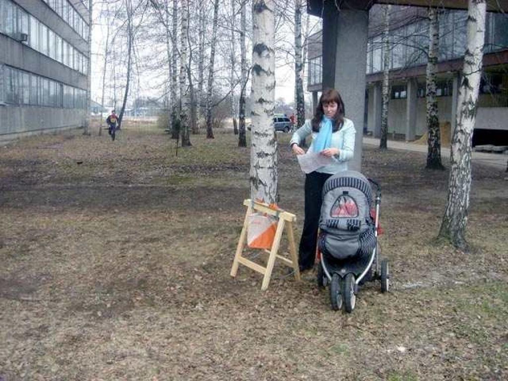 1.Foto no 2006.gada „Lieldienu balvas”, kas notika Ķīpsalā – distanci kopā ar mazo meitiņu iziet rīdziniece Madara Rasščevska.
Autors: Foto: no personiskā albuma