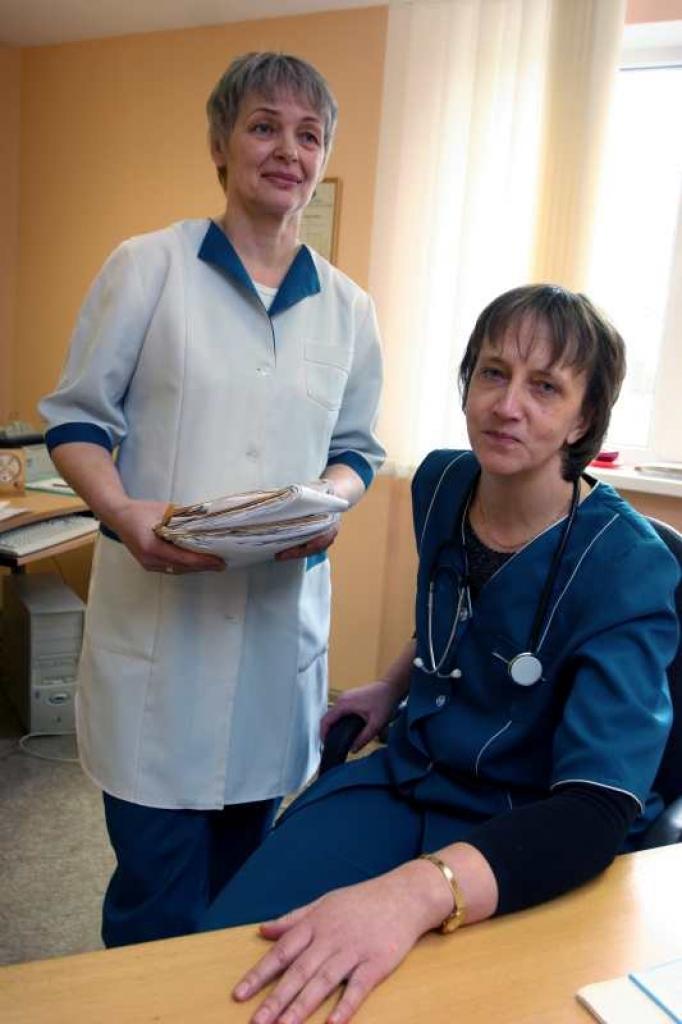 Par lizumniešu veselību ikdienā gādā ģimenes ārste Baiba Mezīte (no labās) un ārsta palīdze Ināra Jansone. 
Autors: Foto: Gatis Bogdanovs