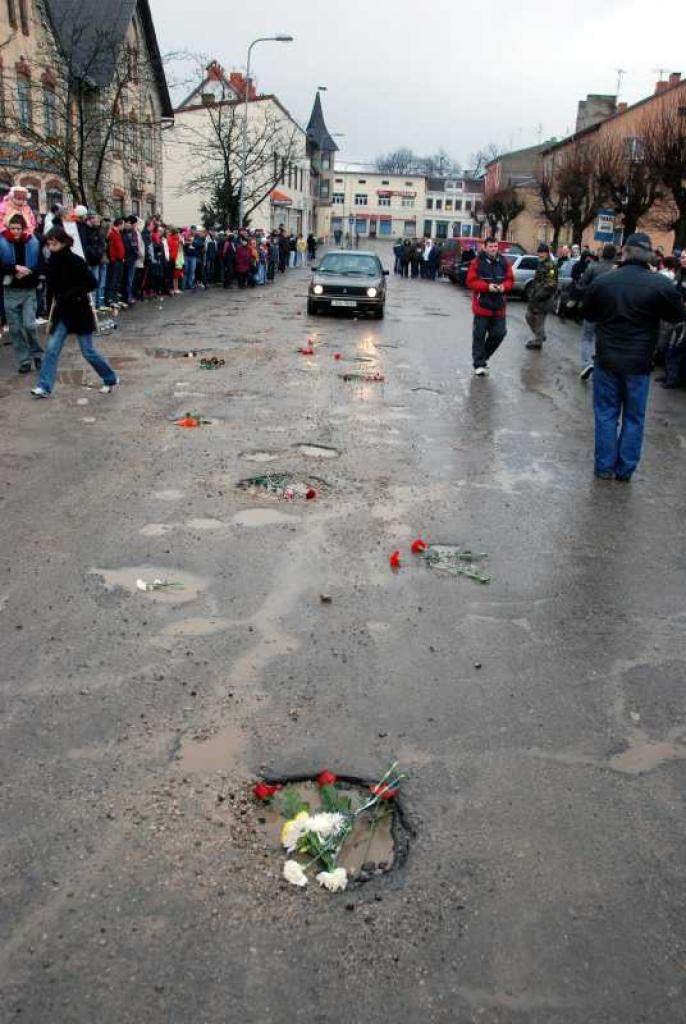 Paralēli ziedu nolikšanai pie lielākajām bedrēm klātesošie tika aicināti iesaistīties aptaujā - „Kā jūs vērtējat pilsētas domes darbību?