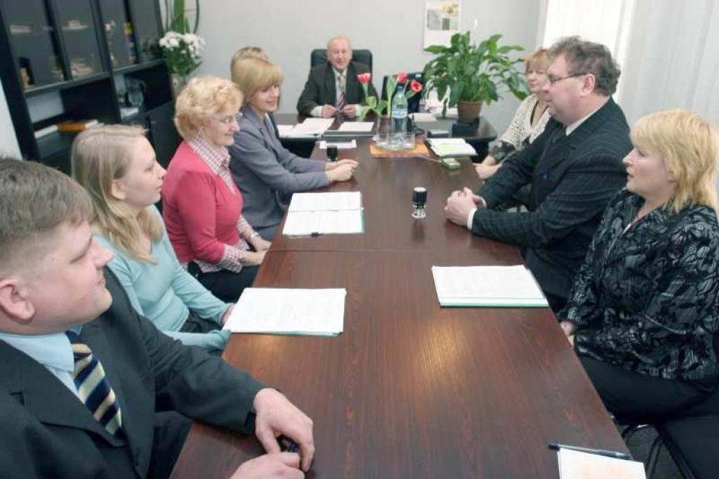  Projektu iesniedzējiem līguma parakstīšana ir nozīmīgs brīdis, jo tas dod tiesības ķerties pie ieceru pārvēršanas realitātē. 
Autors: Foto: Gatis Bogdanovs