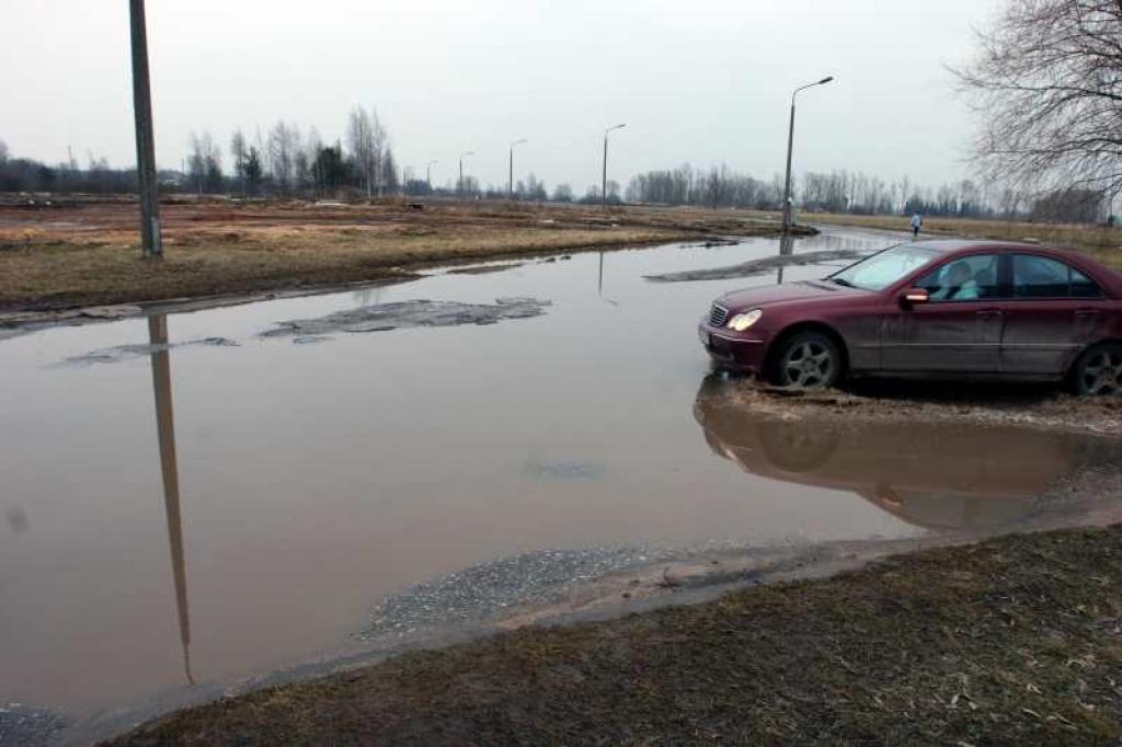 Katru pavasari Gulbene vietām arvien vairāk līdzinās Venēcijai, iedzīvotājiem automašīnu vietā uz brauktuvēm drošāk ir izmantot laivas. Tā šīs nedēļas sākumā bija Nākotnes ielā. 
Autors: Foto: Gatis Bogdanovs 