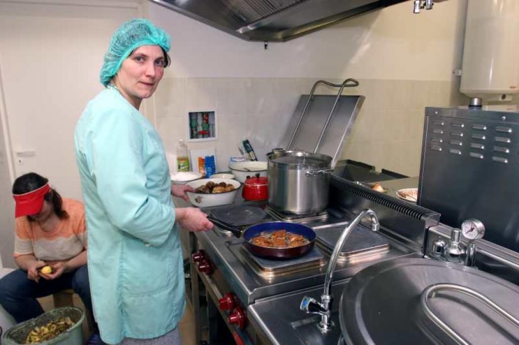 Rankas pamatskolas pavāres Sigita Jauntirāne (priekšplānā) un Antonija Lausa ar moderno virtuves aprīkojumu ir apmierinātas, jo tas ļauj izdomu pārvērst realitātē, dažādojot skolēnu ēdienkarti. 
Autors: Foto: Gatis Bogdanovs