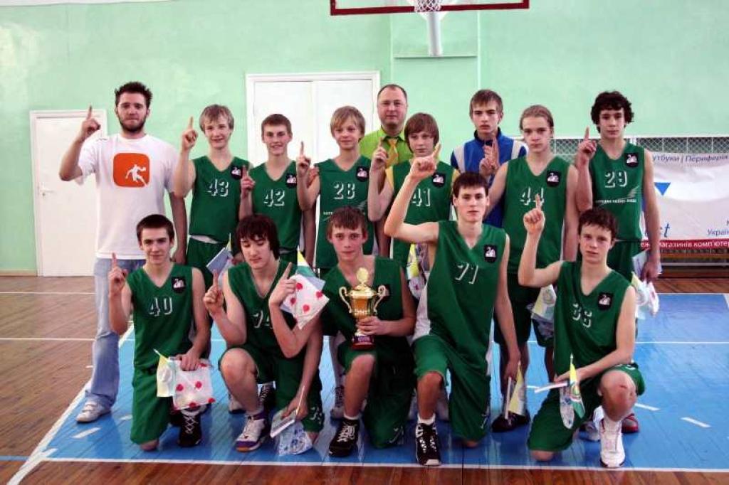 Treneris Kaspars Mājenieks (otrajā rindā no kreisās), Andris Locāns, Kaspars Kalniņš, Ritvars Ginevičs, Ingus Jakovičs, Kārlis Mediss, Māris Niedra, Jānis Mičulis, Raimonds Pušķis (pirmajā rindā no kreisās), Sandis Šimanovskis, Normunds Lišiks, Artūrs Lūsis, Artūrs Mičulis. Aizmugurē - sporta skolas direktors Normunds Aizpurs. 
Autors: Foto: no personiskā albuma