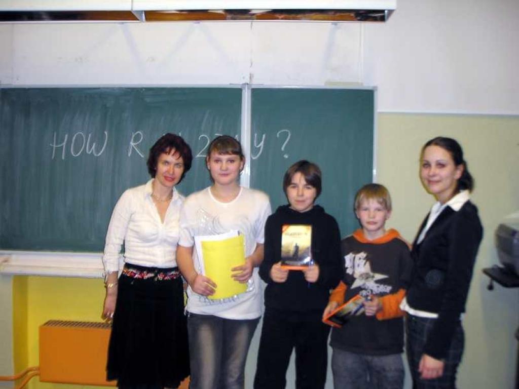 Angļu valodas olimpiādes uzvarētāju komanda kopā ar izdevniecības “Longman” pārstāvēm.
Autors: Foto: no personiskā albuma