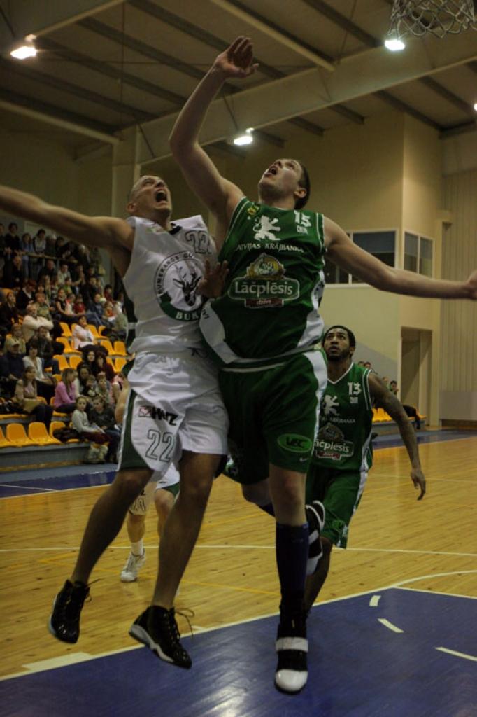 Spēlē ar valmieriešiem Kazāka kontā - 20punkti+4 atlēkušās bumbas.