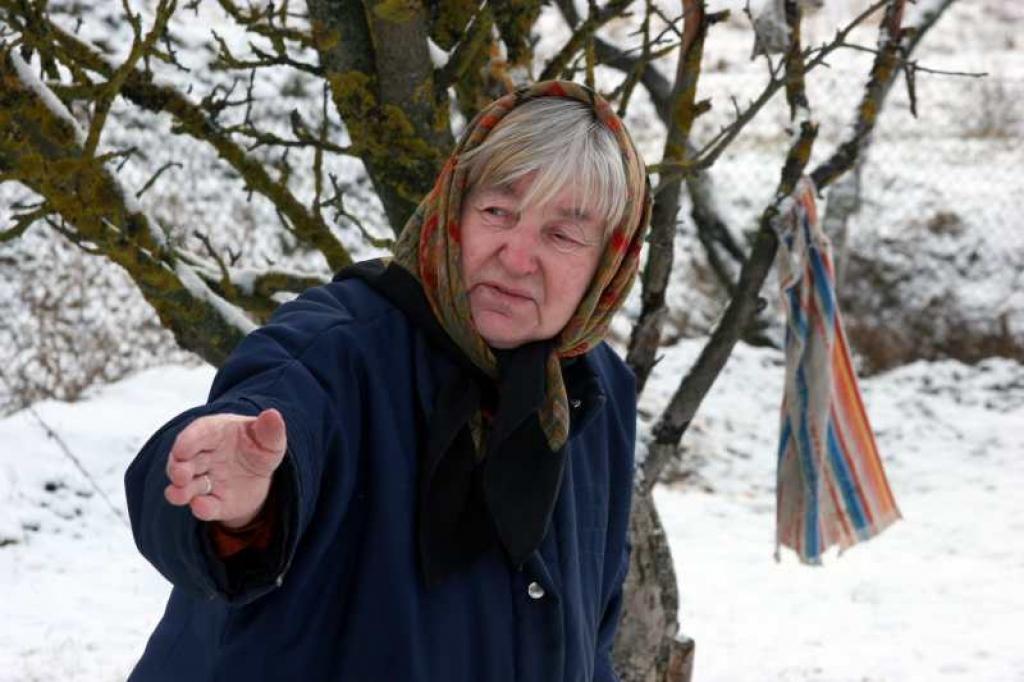 82 gadus vecā gulbeniete Marija  pārsteigta par dīvainām divkāja pēdām savā piemājas darzā pilsētas centrā.
Autors: Foto: Gatis Bogdanovs