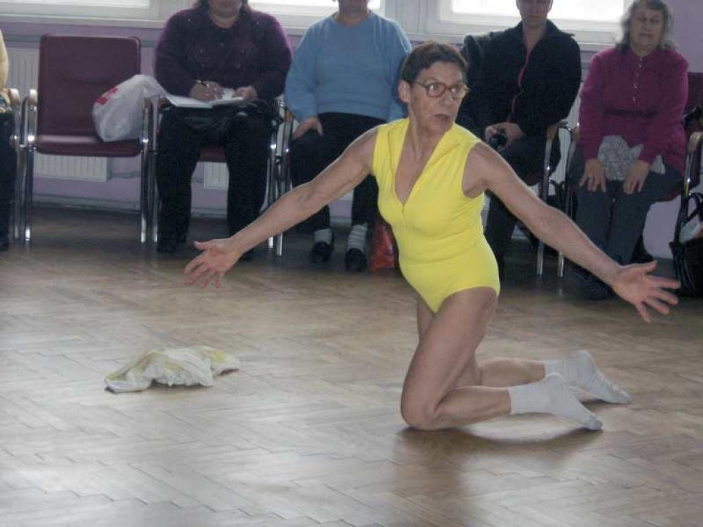 Netradicionālās ārstēšanas speciāliste Inese Ziņģīte rāda alūksniešiem, kā ar rāpošanu un rīvēšanos var atgūt veselību, dzīvesprieku un atbrīvoties no sāpēm. 
Autors: Foto: Agita Auziņa