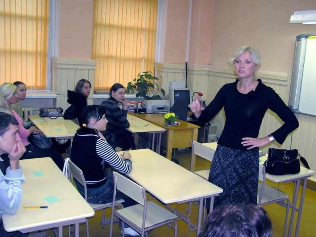 Gulbenes 2.vidusskolā 12.klašu skolēniem vienu mācību stundu vadīja šāda viesskolotāja - gulbeniešiem labi pazīstamā Ingrīda Blūma.
Autors: Foto: Diāna Odumiņa 