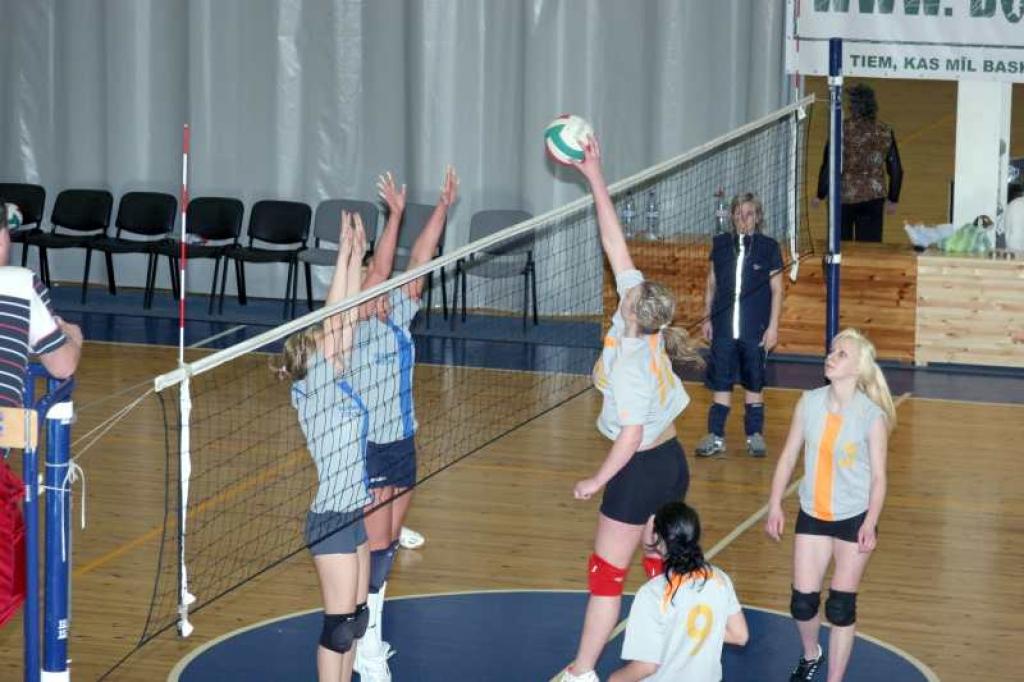 Gulbenes rajona atklātā volejbola čempionāta  uzvarētājas - lizumnietes - spēlē ar jēkabpilietēm.
Autors: Foto: Gatis Bogdanovs