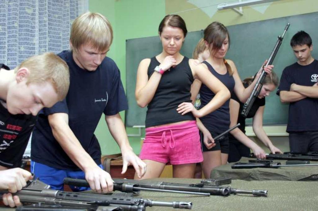 Jaunsargi dažās minūtēs prot izjaukt un salikt šaujamieroci.
Autors:  Foto: Gatis Bogdanovs