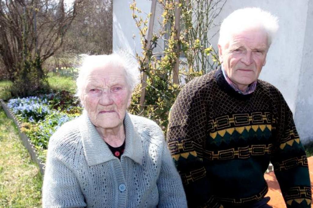 Simtgadniece Emma Sebre dzīvo kopā ar dēlu Osvaldu. 