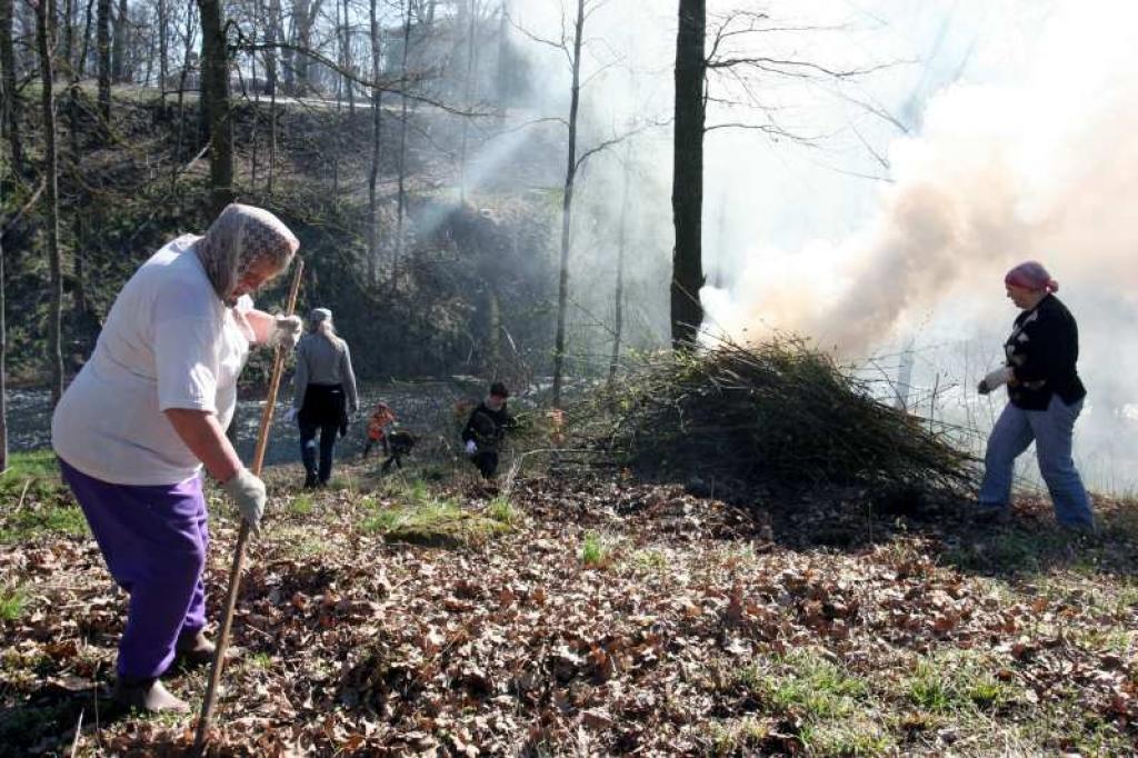 Ir sākušās tradicionālās Meža dienas un līdz ar tām - arī vides sakopšanas talku laiks, kad talcinieki vāc ne tikai pērnās lapas un dedzina zarus, bet citviet stāda arī kokus.
Autors: Gatis Bogdanovs