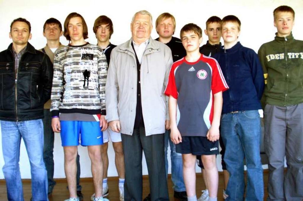 Jaunie futbola tiesneši ar Miļeli Rubeni pēc semināra. 
Autors: No personiskā albuma