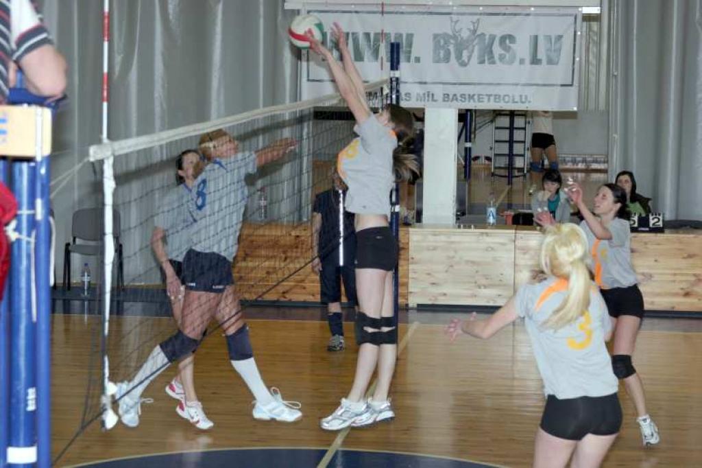 Diāna Melle (no labās) palīdzējusi Lizuma komandai izcīnīt 7.vietu jaunatnes čempionātā.
Autors: Foto: no arhīva