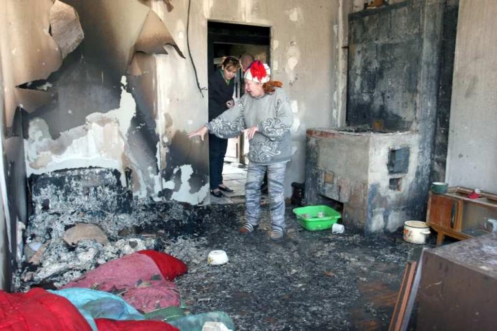 Dzīvoklī, kas bija aizdedzies naktī uz otrdienu, dzīvo 41 gadu veca sieviete un viņas 18 gadus vecais dēls. Viņi šajā negadījumā paši nav cietuši.
Autors: Gatis Bogdanovs