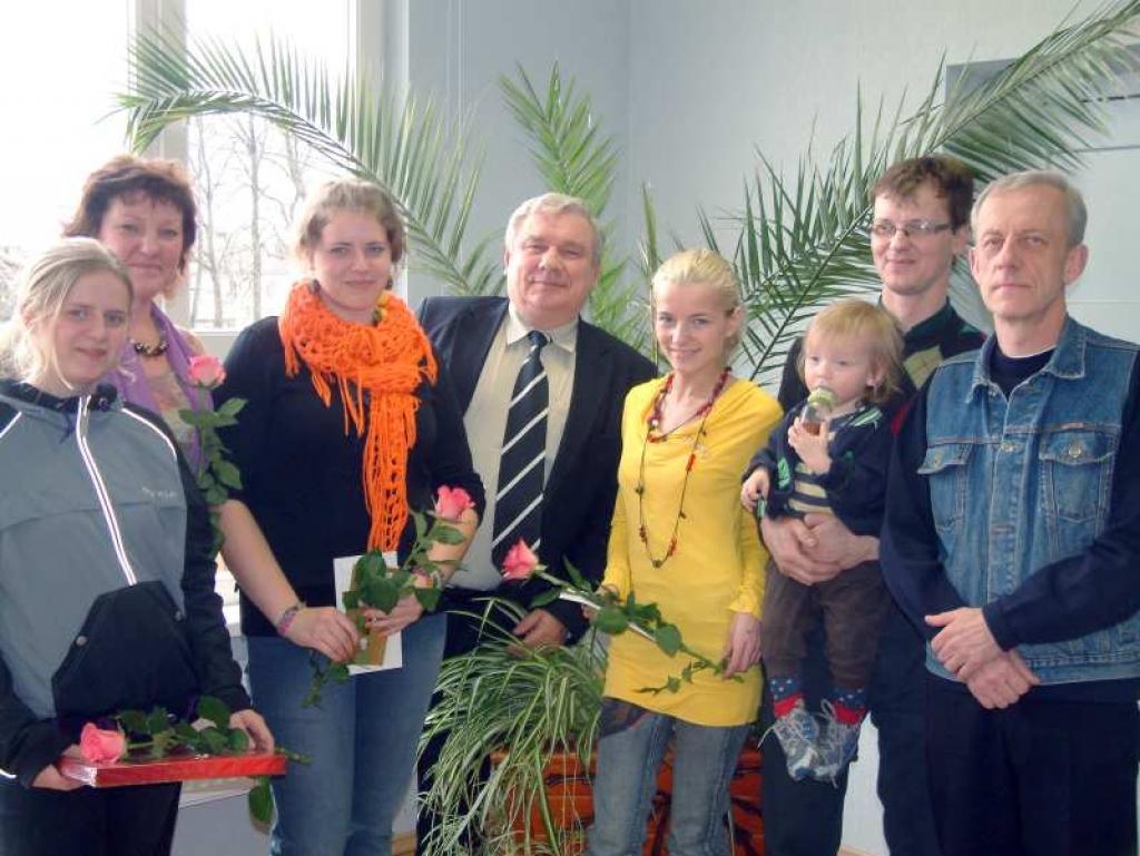 Skiču konkursa dalībnieki kopā ar pagasta priekšsēdētāju Daini Šviku un žūrijas komisijas loceķliem. Konkursā uzvarēja Māra Medne (trešā no kreisās).