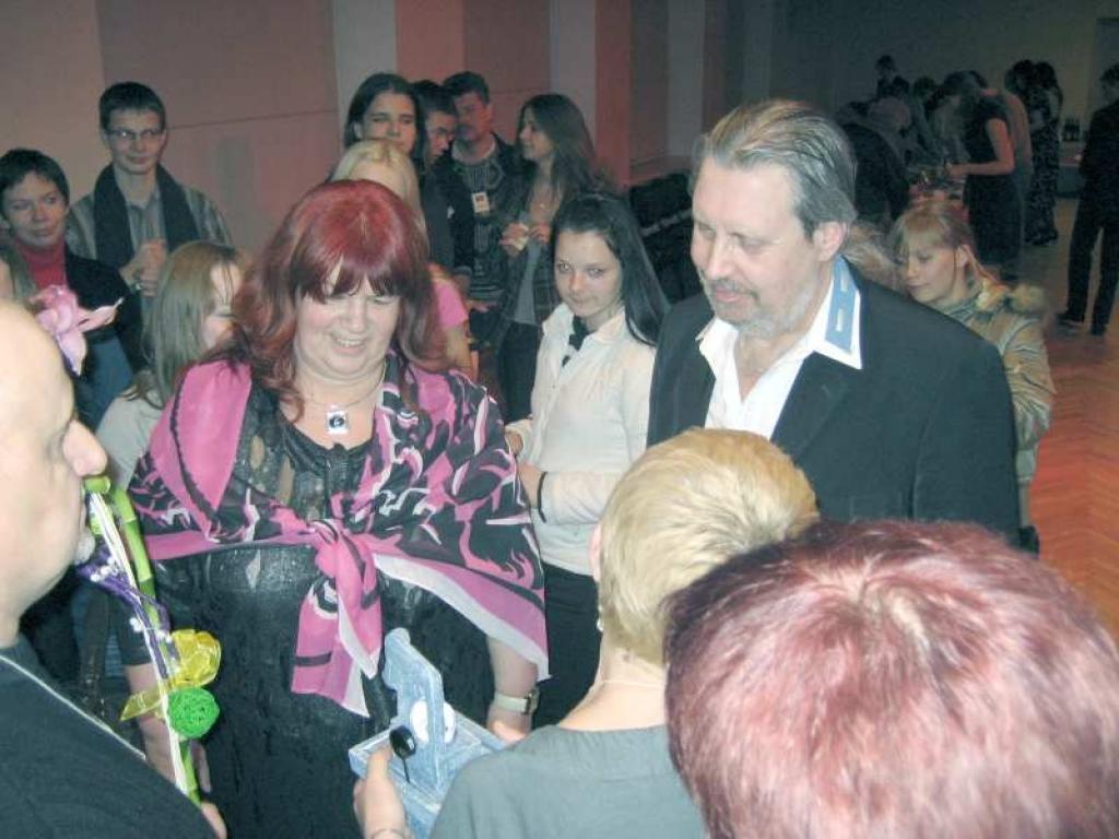 Gulbenieši sacīja paldies Aizkraukles Tautas teātra režisoram Jurim Kalvišķim un viņa dzīvesbiedrei Taigai par lieliskajiem teātra svētkiem Ūsiņdienas noskaņā. 
Autors: Foto: Diāna Odumiņa