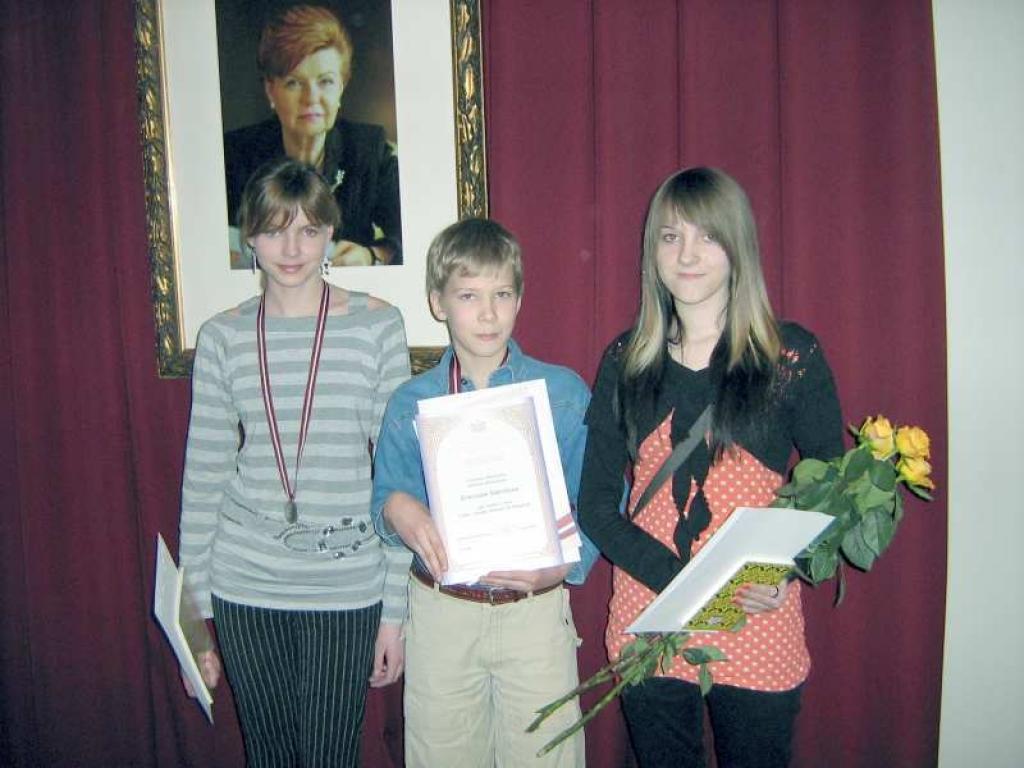 Valsts vizuālās olimpiādes uzvarētāji no Gulbenes rajona (no kreisās): Diāna Damroze (Kr.Valdemara pamatskola), Ernests Stūriška (Lizuma vidusskola) un Krista Kalniņa (Tirzas pamatskola).
Autors: No personiskā albuma