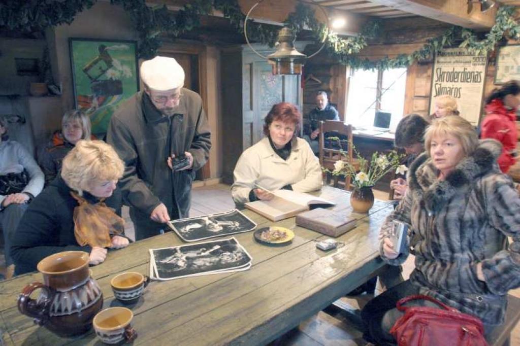 Daži Gulbenes novada ceļojumu maratona iepazīšanās tūres dalībnieki Silmaču muzejā agrāk nebija bijuši. 
Autors: Gatis Bogdanovs