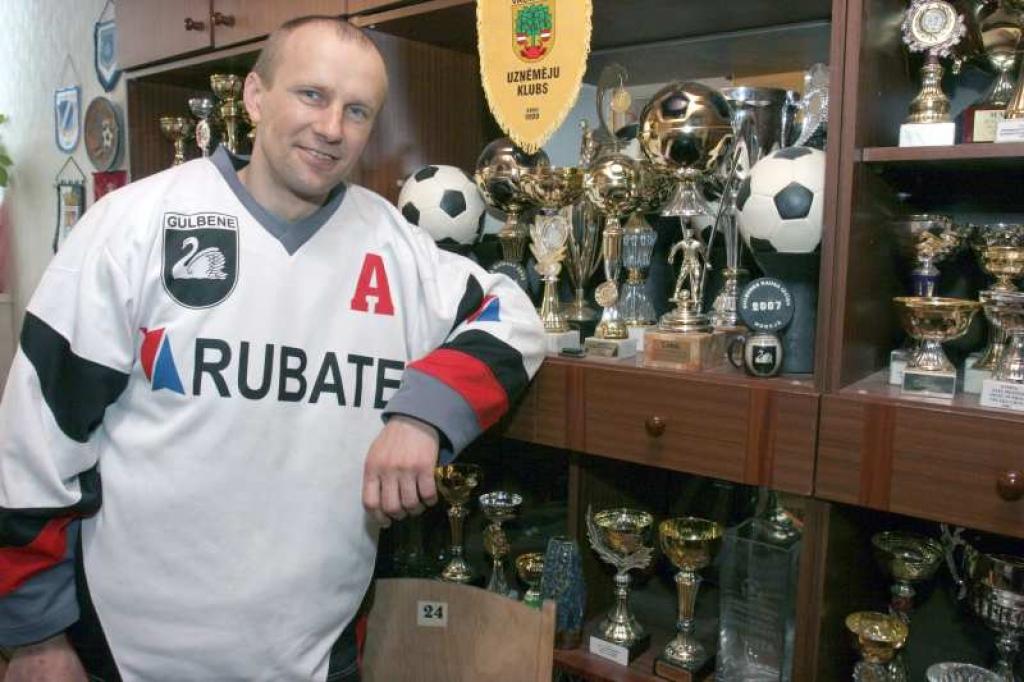 Gulbenieša Vjačeslava Ruļova vaļasprieki ir arī makšķerēšana un medības, taču šķiet, ka viņa lielākā kaislība tomēr ir hokejs. Šobrīd Vjačeslavs Gulbenes “Rubates” komandā arī aktīvi startē Vidzemes atklātajā hokeja čempionātā. 
Autors: Gatis Bogdanovs