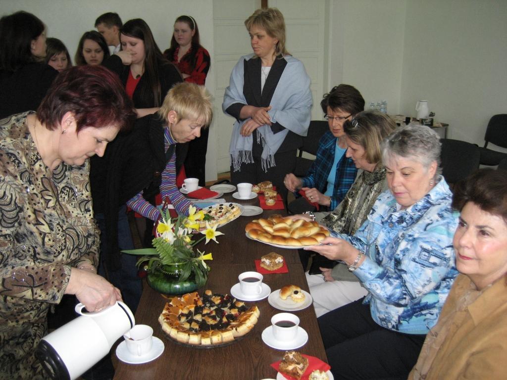 Viešņas no ASV ar rīta kafiju Gulbenes 2.vidusskolā cienāja pedagogi un skolēni. Kūku bija cepusi direktores vietniece projektu darbā Dita Grigore. Savukārt par kūpošu kafiju parūpējās direktore Tamāra Briede. 
Autors: Diāna Odumiņa